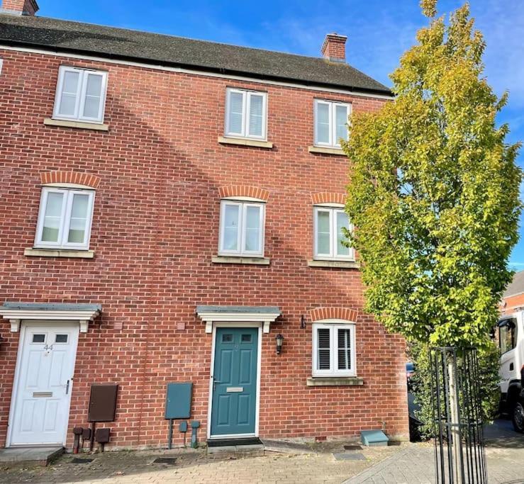 5 Bed House In Gloucester Hucclecote Exteriér fotografie